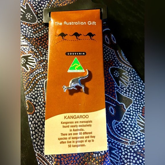 Tie & pin! NWT Australian. Easy to clean & care for: 100% polyester🤓👍🏼 - Picture 2 of 6